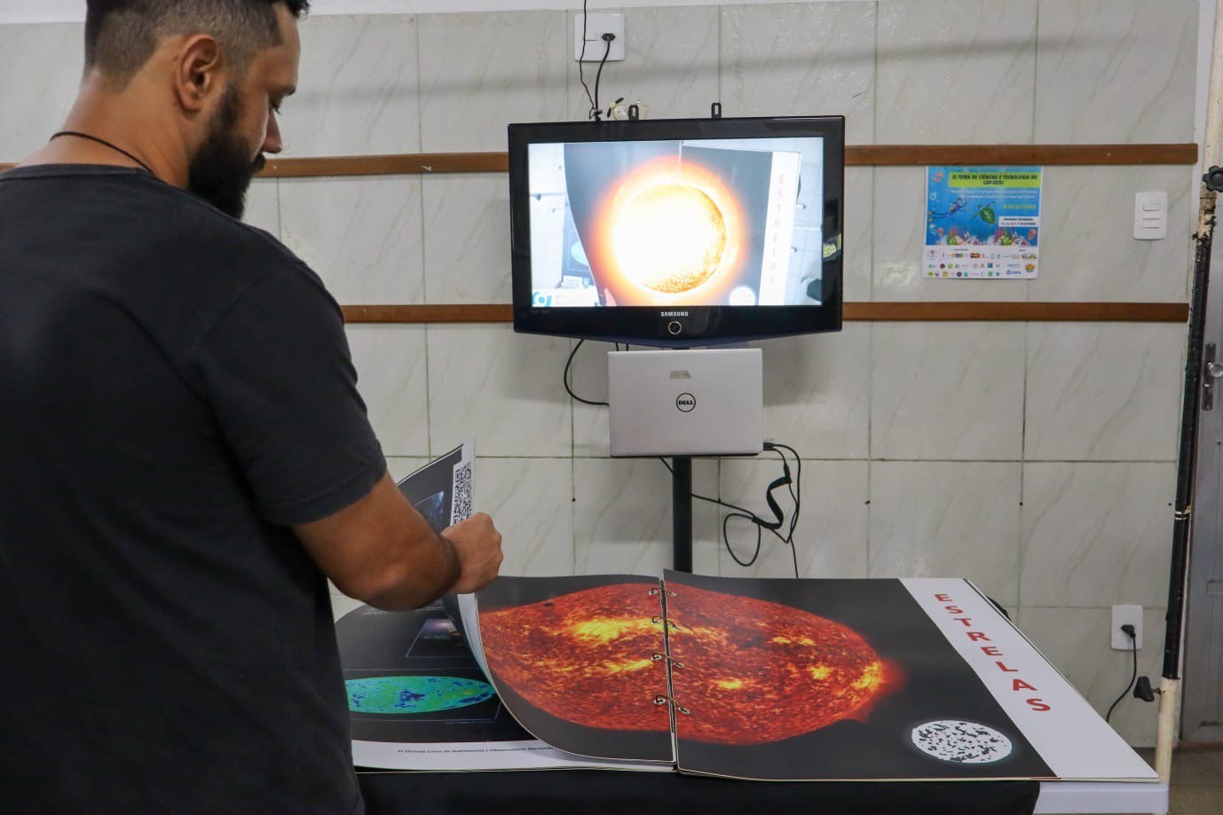 Luiz Felipe dá instruções na oficina do Grande Livro da Astronomia.