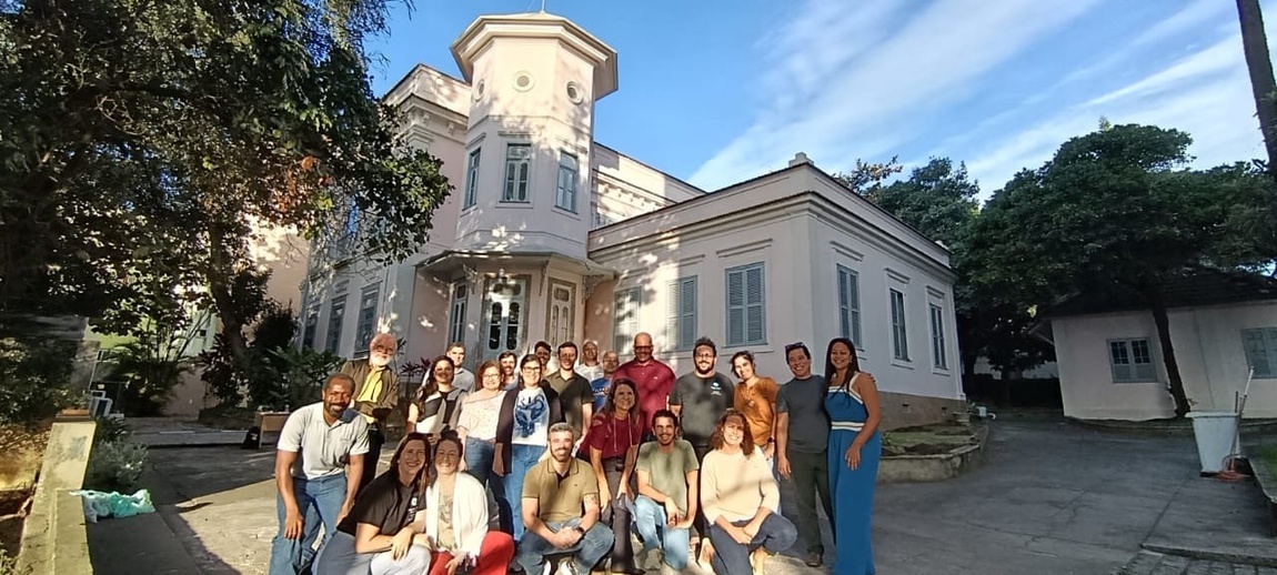 Servidores, colaboradores e alunos que plantaram o novo jardim da Casa Rosa. Foto: Amannda Amorim/ON.