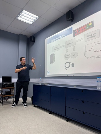 O Dr. André Nascimento, especialista em tomografia de ruído ambiente, apresentou os resultados preliminares de sua pesquisa que busca imagear a estrutura de velocidade sob Santa Catarina ao longo de um perfil de estações sísmicas. Foto: ON.