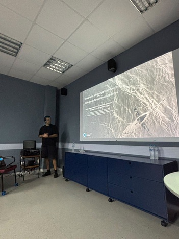 Dr. Diogo Luiz de Oliveira palestra sobre o uso de planadores submarinos (gliders) nas bacias de Santos e Campos para detectar terremotos distantes. Foto: ON.