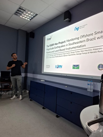 O Dr. Gilberto Leite apresenta os resultados preliminares do projeto RSBR-Mar, que envolveu a instalação de Sismógrafos de Fundo Oceânico (OBS) e de hidrofones flutuantes (MERMAIDs) ao longo da margem sudeste do Brasil para estudar a sismicidade na região. Foto: ON.