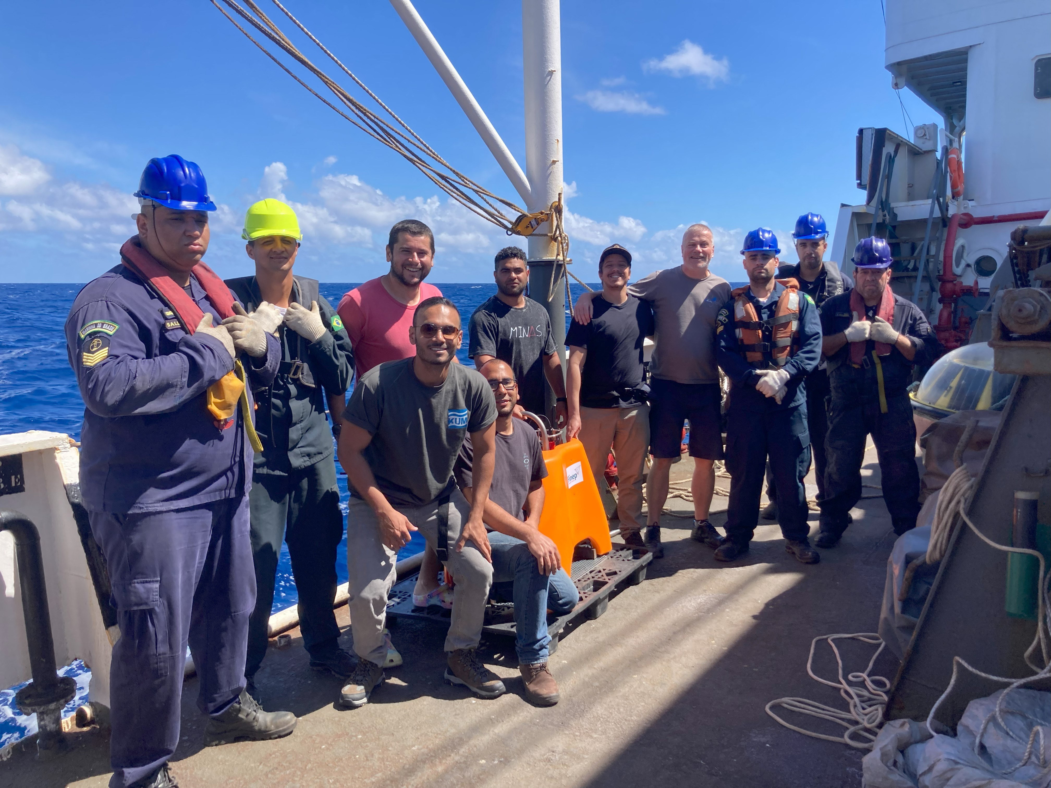 Equipe que participou da instalação dos sismógrafos de fundo oceânico (OBSs) e sismógrafos flutuantes (MERMAIDs)