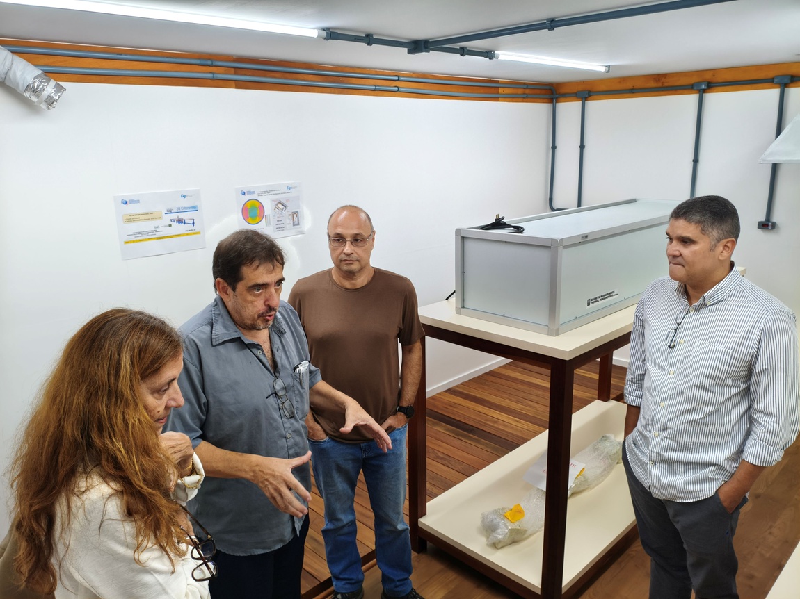 A secretária Andréa Latgé conhece o Laboratório de Paleomagnetismo, Cicloestratigrafia e Mineralogia Magnética (LPC2M-ON). Com ela, o Dr. André Wiermann, Dr. Jorge Márcio Ferreira Carvano; e o Dr. Jailson Souza de Alcaniz. Foto: ON.