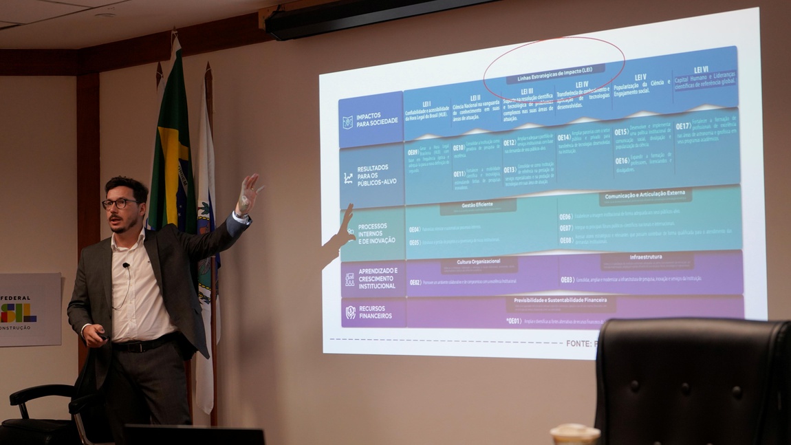 O representante da Open, o consultor Robson Crestani, explica o PDU. Foto: Victor Cavalcante/ON.