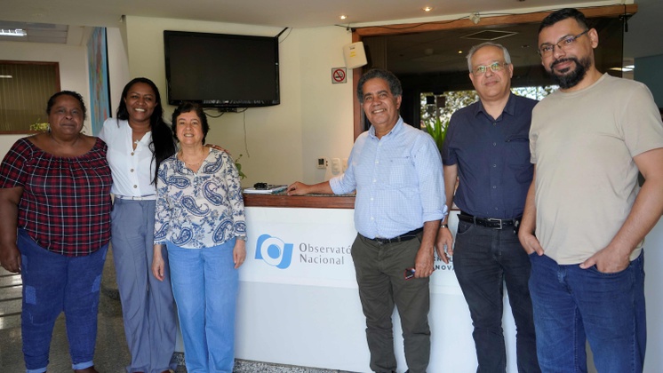 Terceiro da direita para a esquerda, auditor líder Dr. Sílvio Francisco dos Santos, visita a DISHO. Foto: ON.
