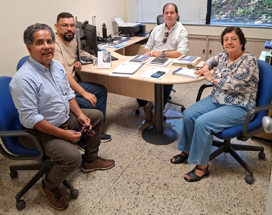 Primeiro à esquerda, o auditor líder Dr. Sílvio Francisco dos Santos, visita a COGEO. Foto: ON.