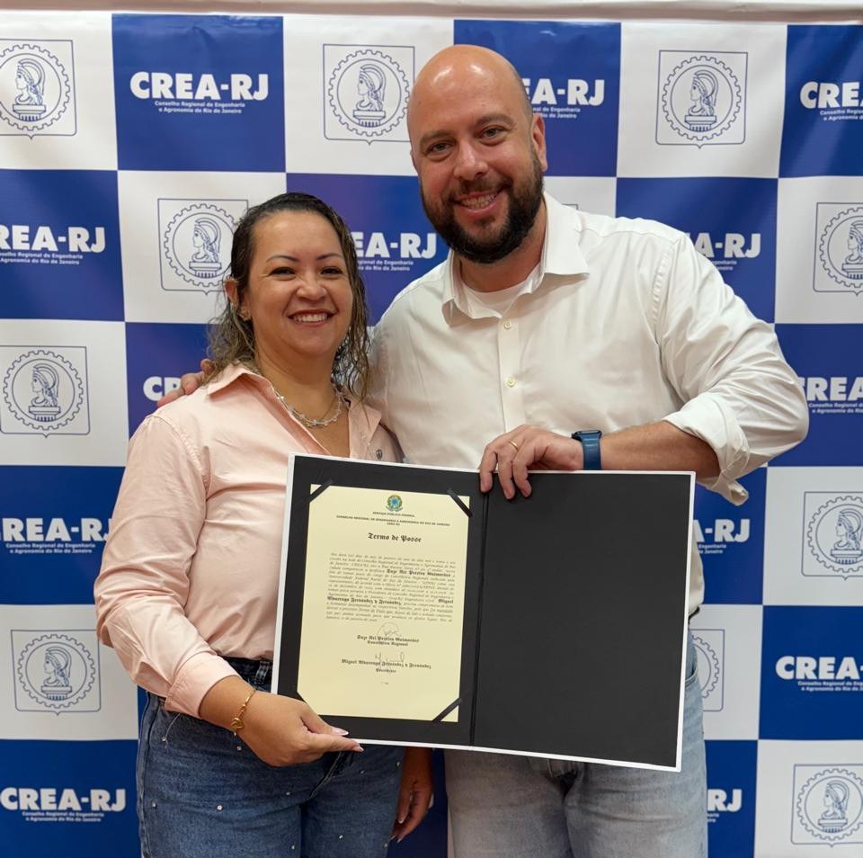 Presidente do CREA-RJ Miguel Fernández posa ao lado de Suze