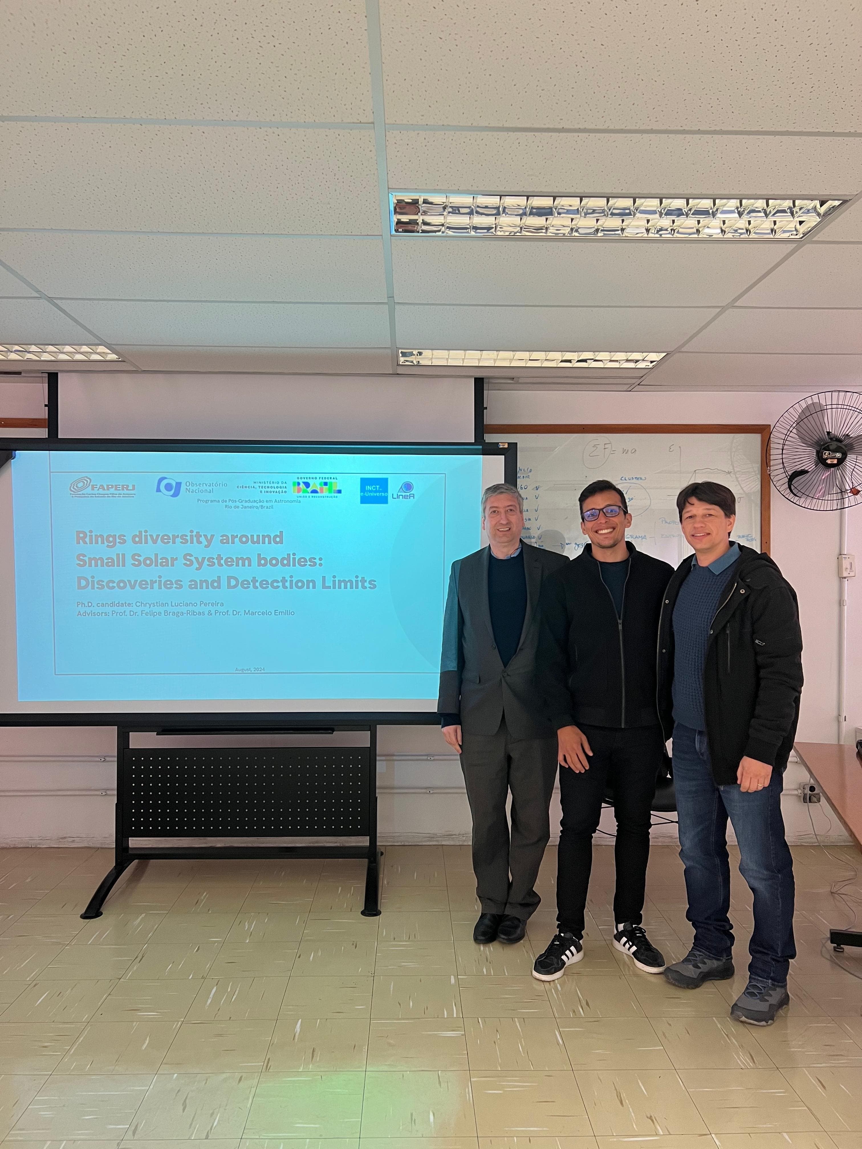 Na defesa da tese, em 2024, o Dr. Chrystian Pereira posa entre o orientador Dr. Felipe Braga Ribas e o coorientador Dr. Marcelo Emilio.