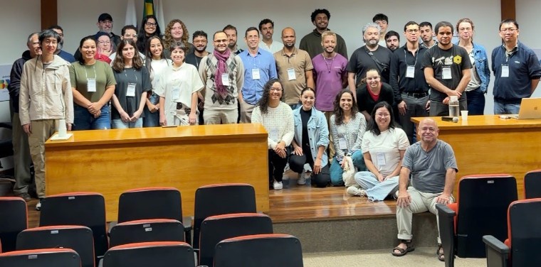 Participantes da primeira edição do workshop Scientific Machine Learning for Geophysics and Astronomy (SciMLGA) posam no Auditório Yeda Ferraz. Foto: DICOP/ON.
