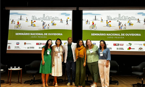 imagem de palco com palestrantes