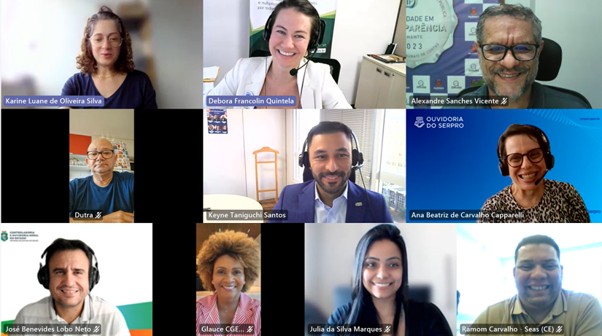 tela de transmissão do teams com várias pessoas sorrindo em transmissão on-line