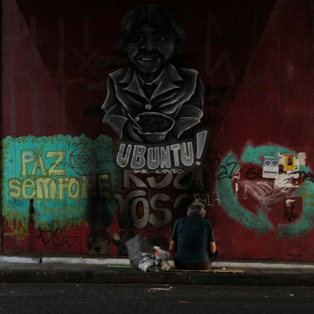 De hoje em diante, decidi que vou abrir mão da vaidade;
De hoje em diante, decidi que enxergar a verdade não corresponde somente a sua verdade;
De hoje em diante, o olhar mais humano é necessário entender que enquanto dormimos no conforto do nosso lar há pessoas que só querem um simples"olhar";
Sonho em um mundo melhor, sem desigualdades e que fotografias como essas fiquem apenas como recordações que inclusive nada feliz;
Hoje, fiz um registro de um dia infeliz !"