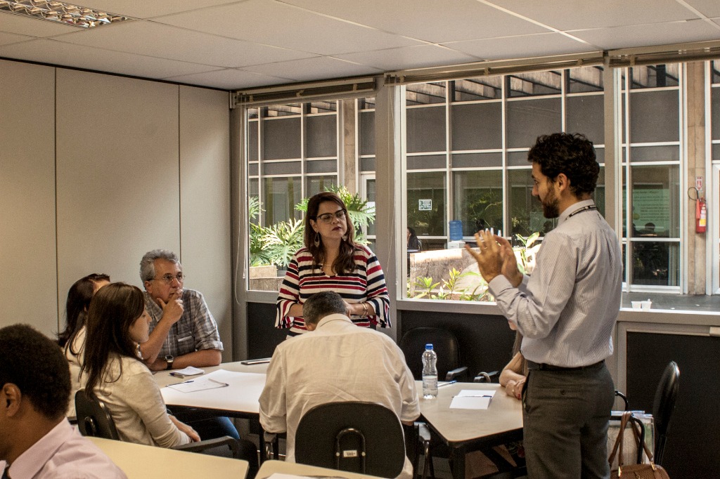 Oficina de participação e controle social em instituições de ensino - Grupo debatendo durante atividade