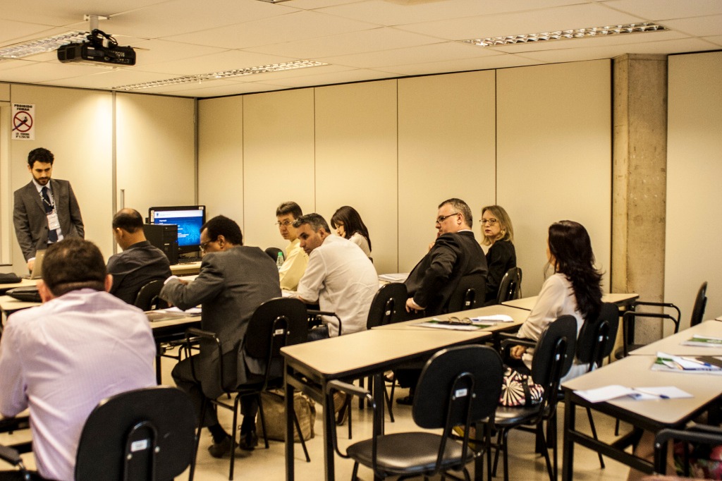 Oficina de participação e controle social em instituições de ensino - Rafael Dal Rosso apresentando conteúdo 