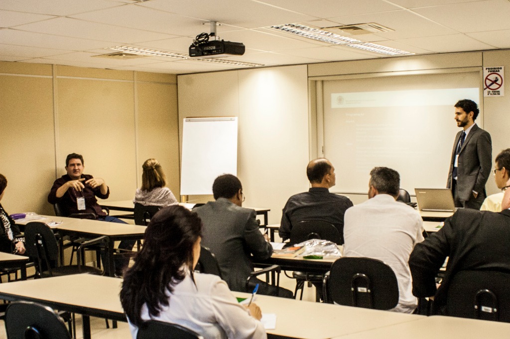 Oficina de participação e controle social em instituições de ensino - Rafael Dal Rosso apresentando conteúdo