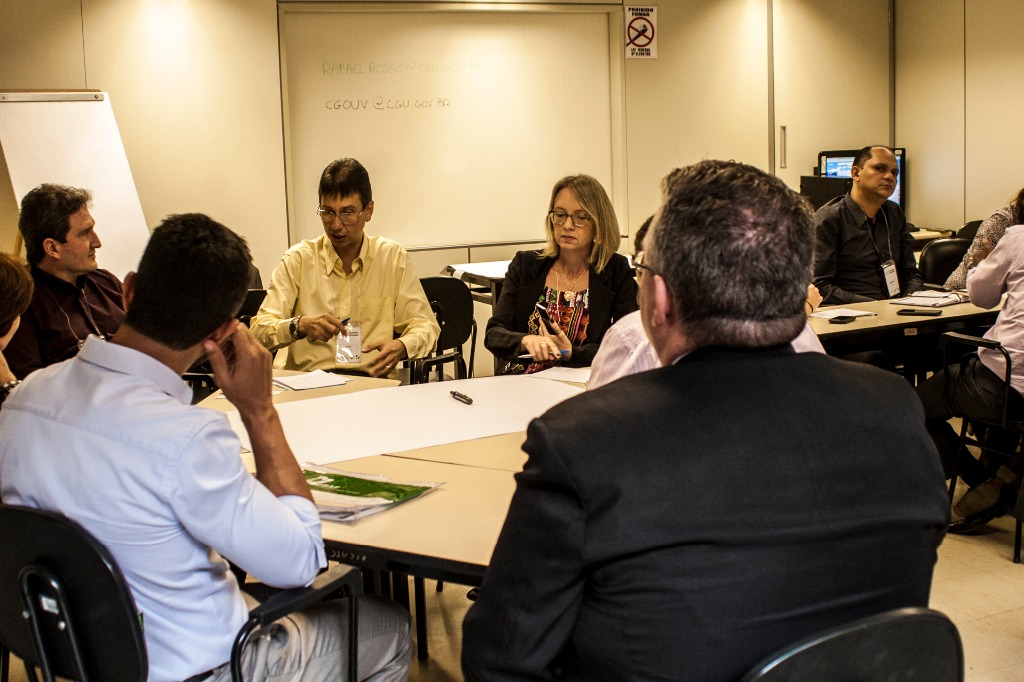 Oficina de participação e controle social em instituições de ensino - grupo debatendo durante atividade