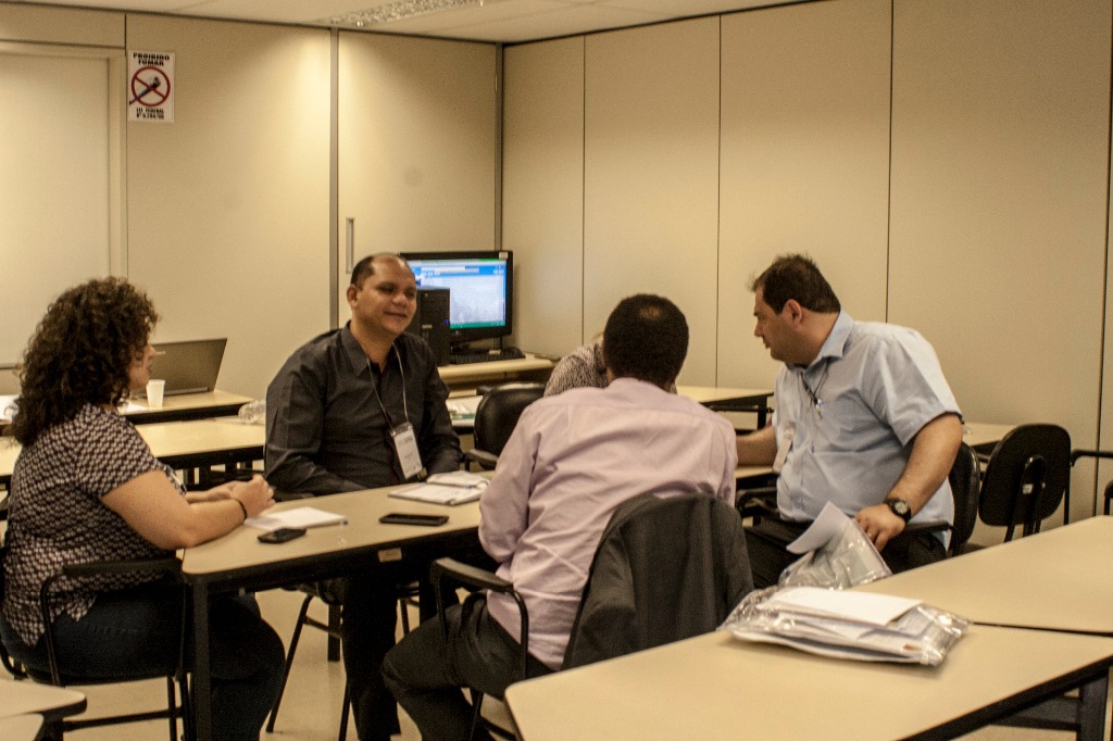 Oficina de participação e controle social em instituições de ensino - grupo debatendo durante atividade