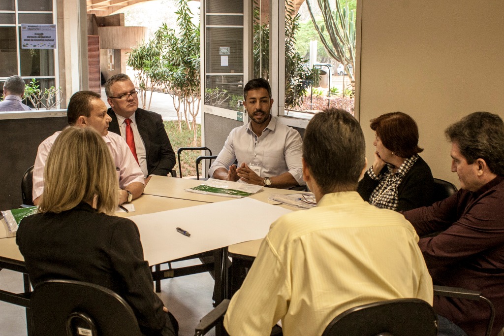 Oficina de participação e controle social em instituições de ensino - grupo debatendo durante atividade
