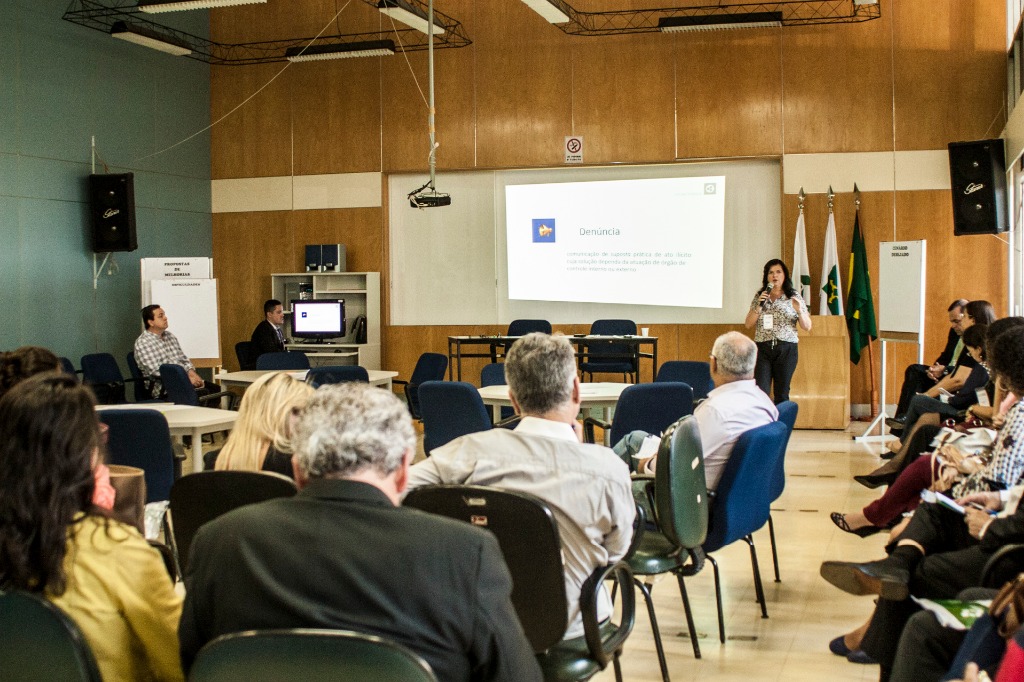 Oficina de tratamento de denúncias na ouvidoria - Débora Afonso apresentando conteúdo à turma