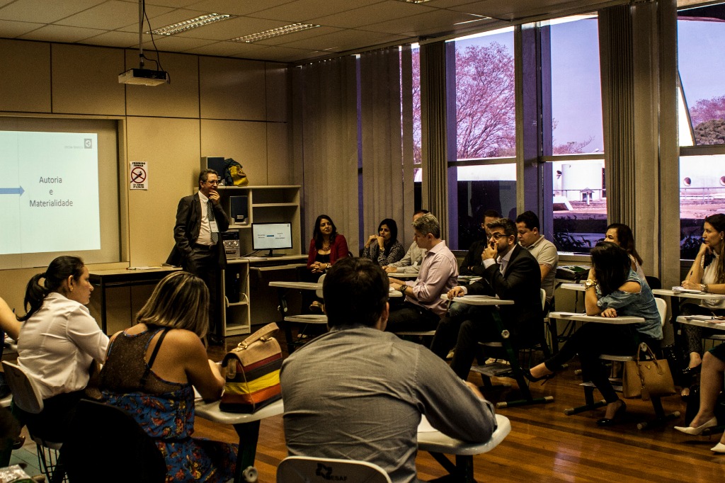 Oficina de tratamento de denúncias na ouvidoria - Valter Matos apresentando conteúdo à turma 2