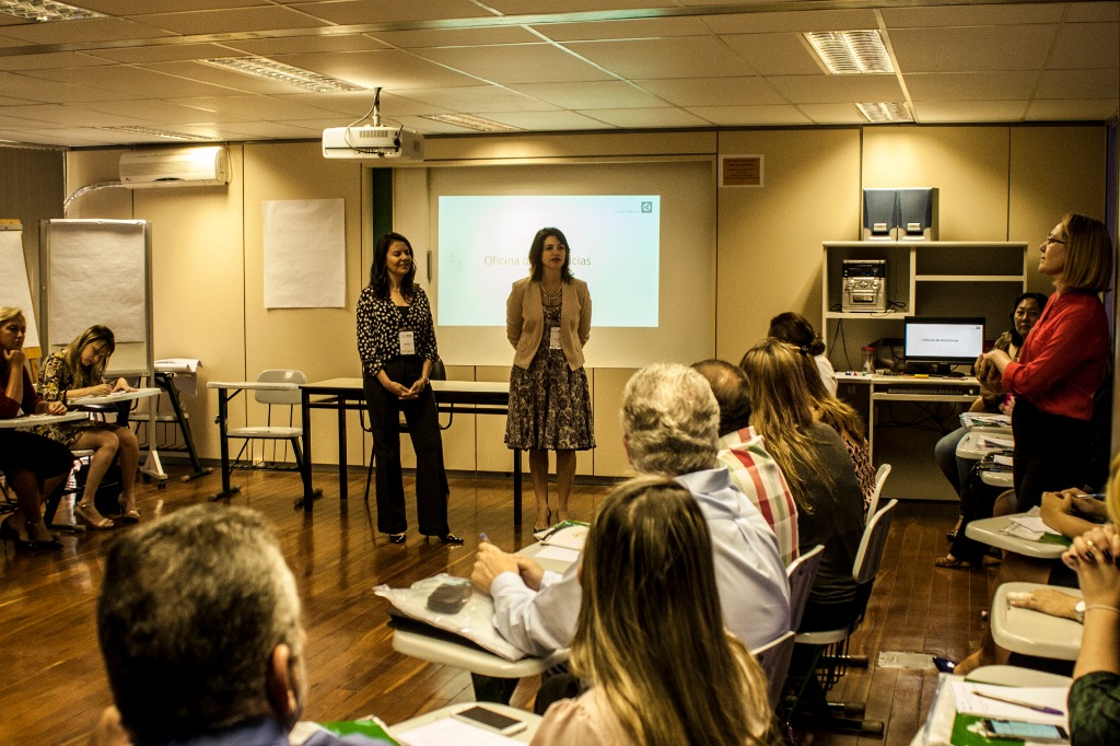 Oficina de tratamento de denúncias na ouvidoria - Instrutoras apresentando conteúdo à turma 3