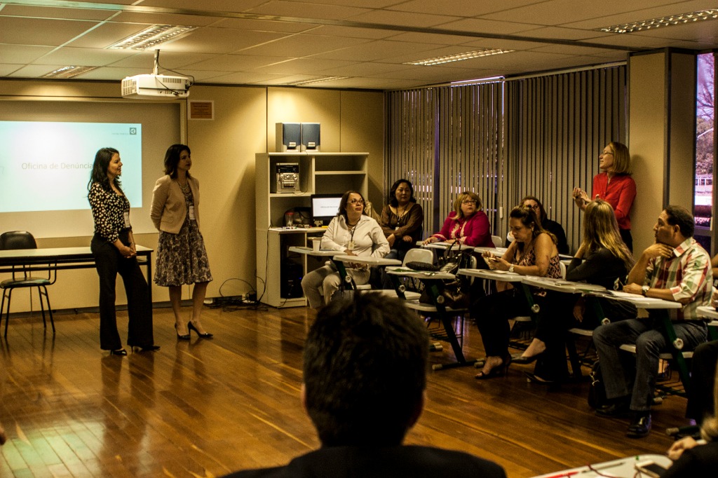 Oficina de tratamento de denúncias na ouvidoria - Instrutoras dialogando com a turma 3