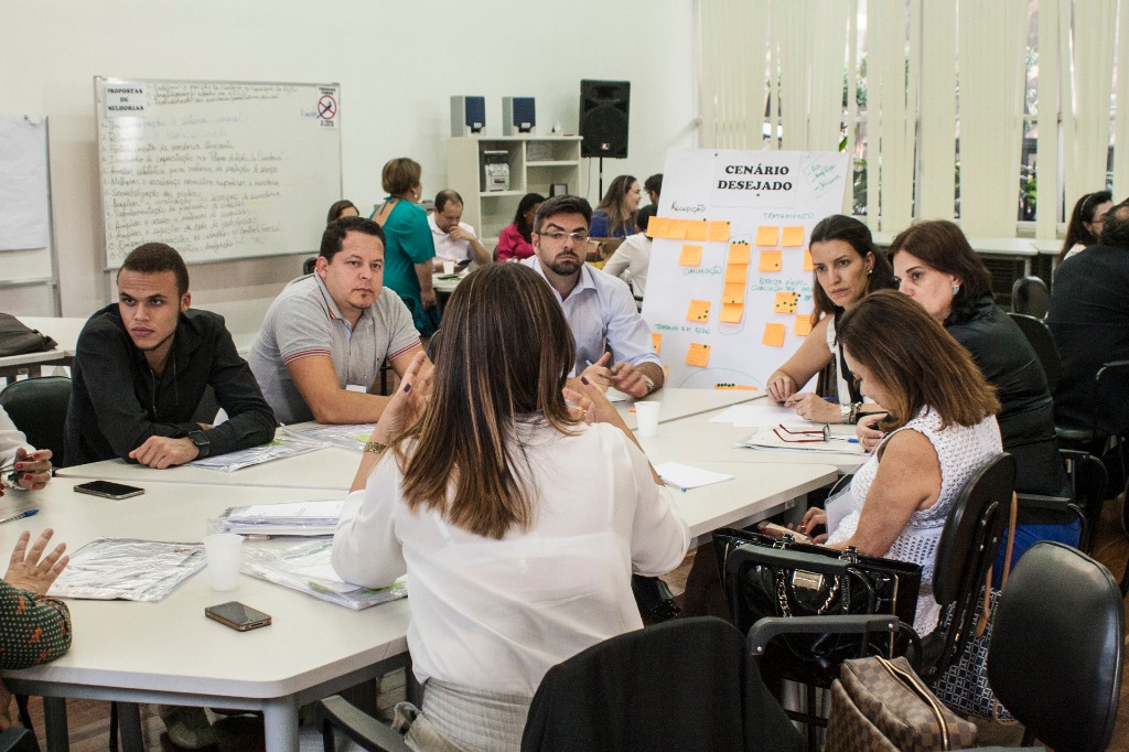 Oficina de tratamento de denúncias - grupo compartilhando ideias na turma 2