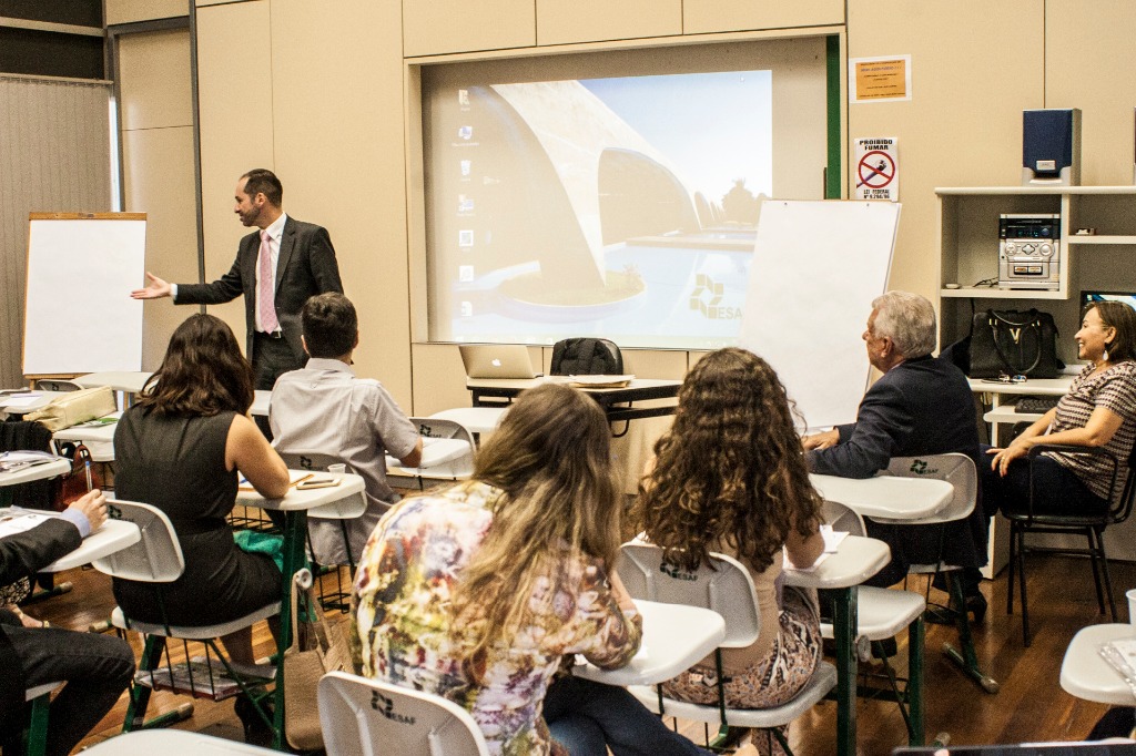 Oficina de participação e controle social em estatais - Mário Vinícius apresentando conteúdo à turma
