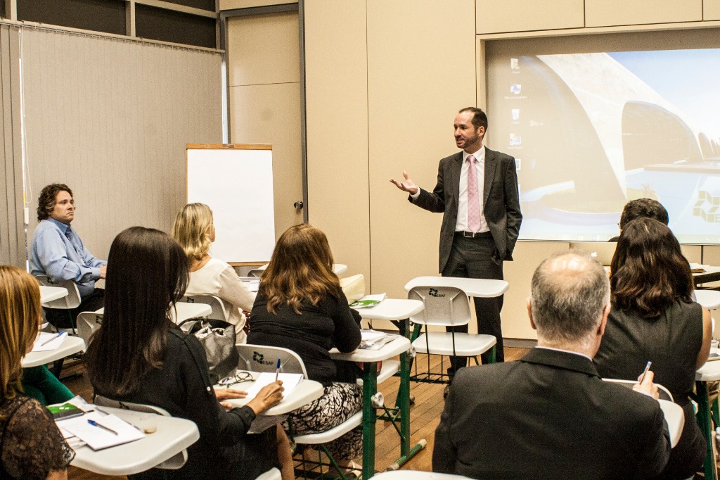 Oficina de participação e controle social em estatais - Mário Vinícius apresentando conteúdo à turma