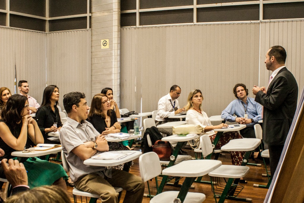 Oficina de participação e controle social em estatais - Mário Vinícius dialogando com a turma