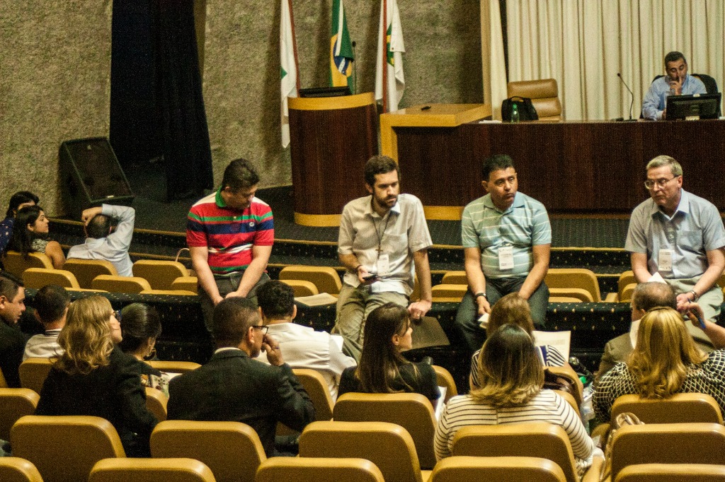 Oficina de jurisprudência e proteção de dados pessoais - grupo durante a atividade
