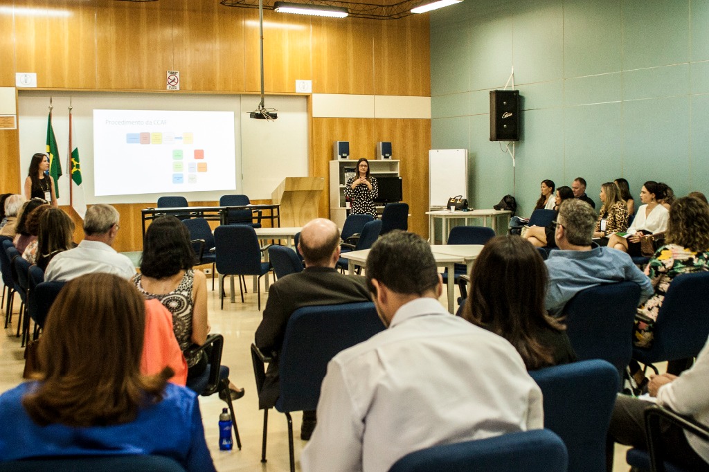 Oficina de solução pacífica de conflitos - Helena Dias apresentando conteúdo à turma
