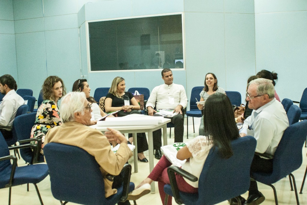 Oficina de solução pacífica de conflitos - grupo compartilhando ideias durante a atividade