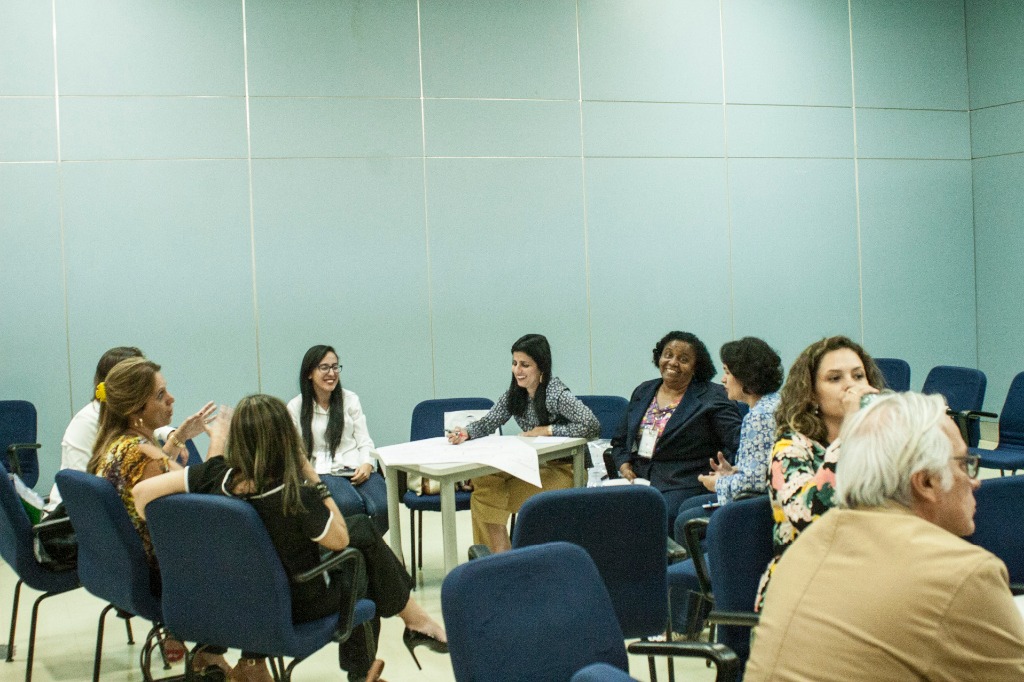 Oficina de solução pacífica de conflitos - grupo compartilhando ideias durante a atividade