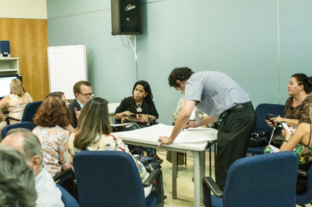 Oficina de solução pacífica de conflitos - grupo compartilhando ideias durante a atividade