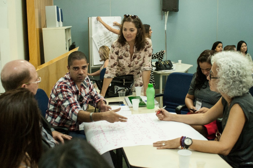 Oficina de solução pacífica de conflitos - grupo compartilhando ideias durante a atividade