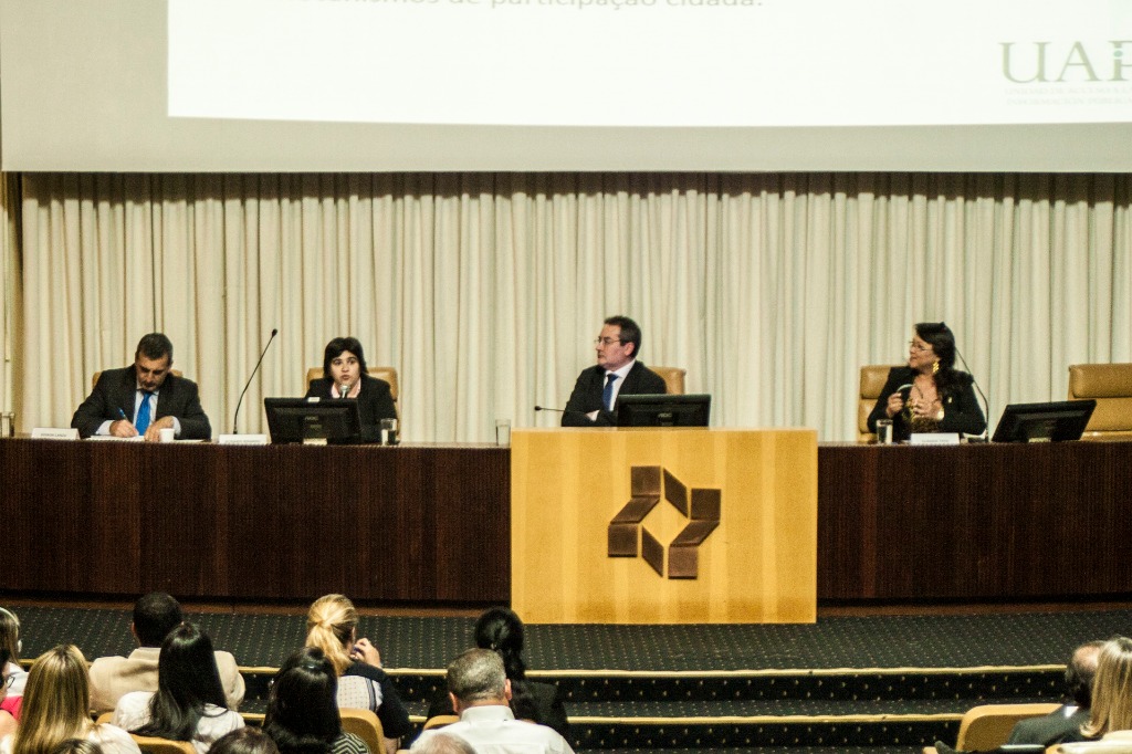 Seminário Interamericano de Transparência e Acesso à Informação - Rosario Ierardo discursando, observada por Claudia Taya e Eduardo Gonzales