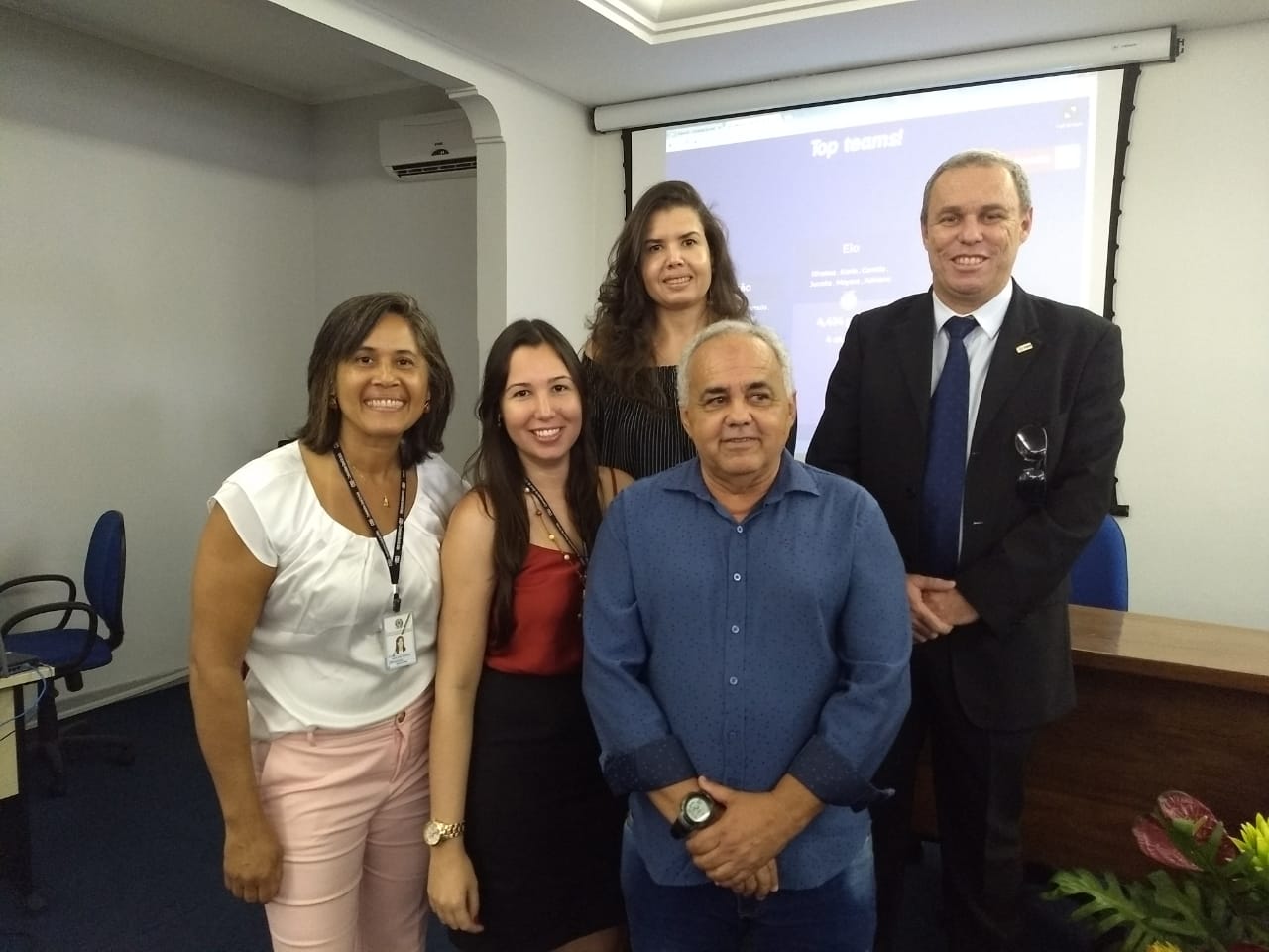 Instrutoras Darilene Romero, Fernanda Mendes, Chefe do NAOP Flávia Silva, aluno da capacitação e Superintendente Frederico de Oliveira