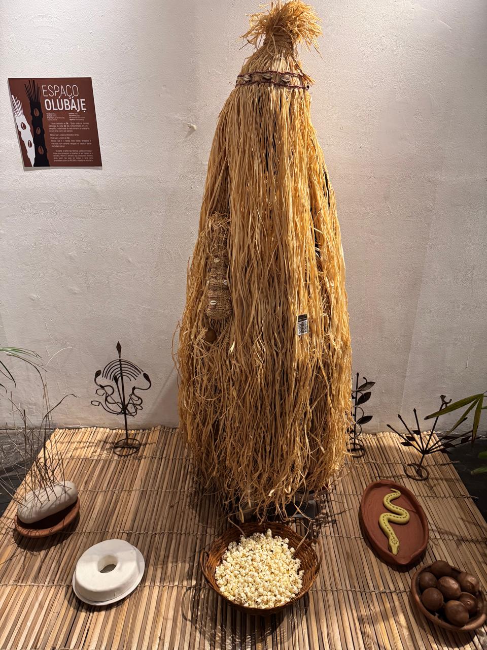 Exposição Saberes Ancestrais Não Cabem na Sala de Aula, da artista plástica Cláudia Fassini