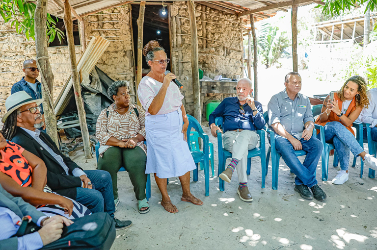 O presidente Lula, em conversa com os quilombolas de Alcântara