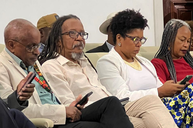 Ao lado de Zulu Araújo (E), o presidente João Jorge foi reverenciado pelos integrantes da mesa de abertura da conferência