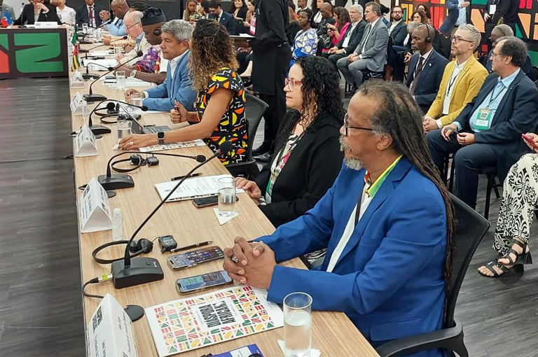 O presidente da Fundação Palmares, João Jorge Rodrigues, sentou-se à mesa de encerramento da conferência