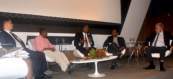 Debate destaca fortalecimento tradicional e progresso do país durante lançamento de livro