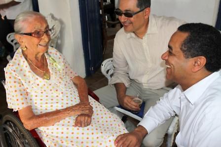 Dona Canô, mãe de Caetano Veloso e Maria Bethânia, morre aos 105 anos