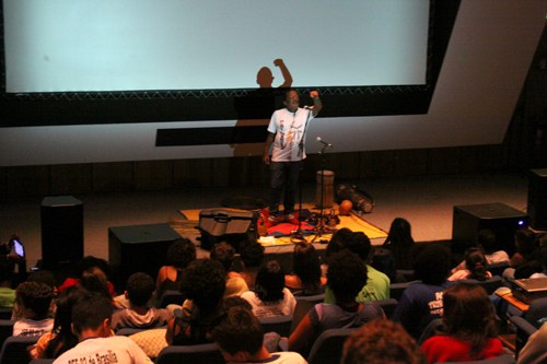 Em encontro de gerações, Naná Vasconcelos rege uma sinfonia de vozes na Fundação Palmares