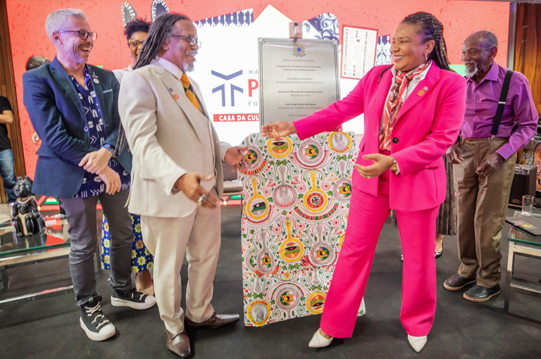 Margareth Menezes e João Jorge Rodrigues descerraram a placa alusiva à nova sede