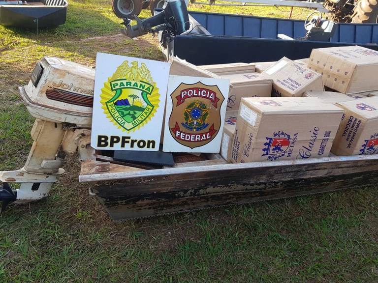 PF e COBRA BPFRON realizam a apreensão de barco carregado com cigarro paraguaio.jpg