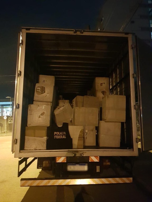 PF apreende 127 mil maços de cigarros em depósito (4).jpg