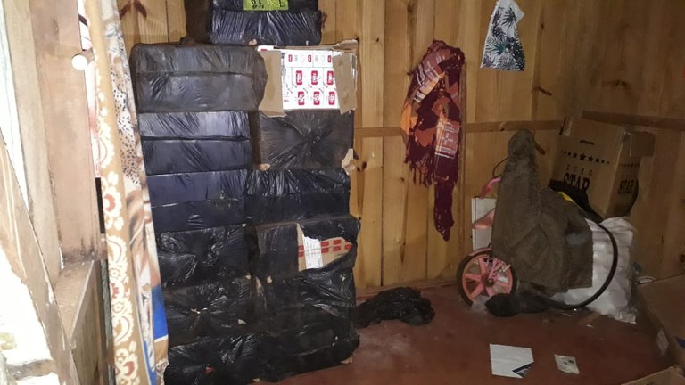 apreensão cigarros Foz 2.jpg