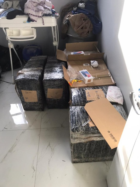mercadorias apreendidas em Foz 4.jpg